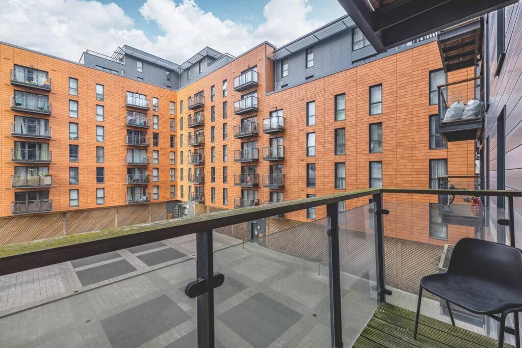 Апартаменти 2 Bed At Slough Station & Parking - London In 20 Mins Екстер'єр фото