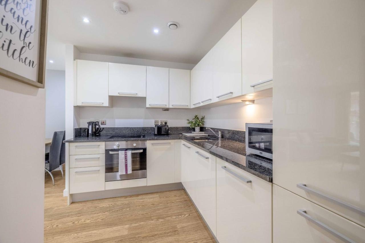 Апартаменти 2 Bed At Slough Station & Parking - London In 20 Mins Екстер'єр фото