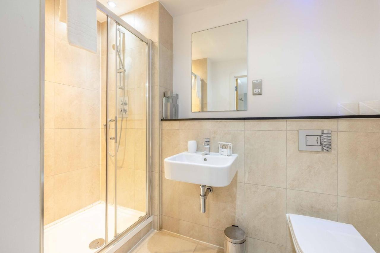 Апартаменти 2 Bed At Slough Station & Parking - London In 20 Mins Екстер'єр фото