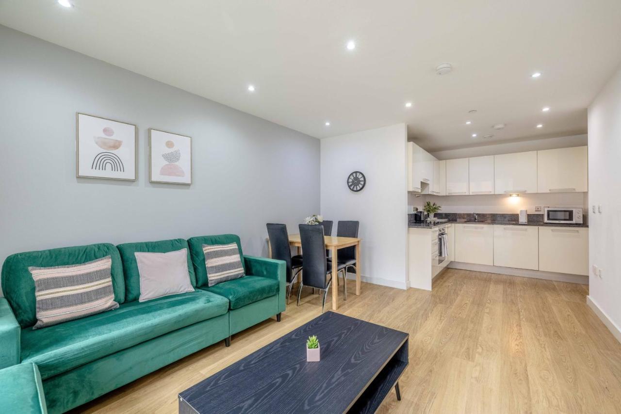 Апартаменти 2 Bed At Slough Station & Parking - London In 20 Mins Екстер'єр фото