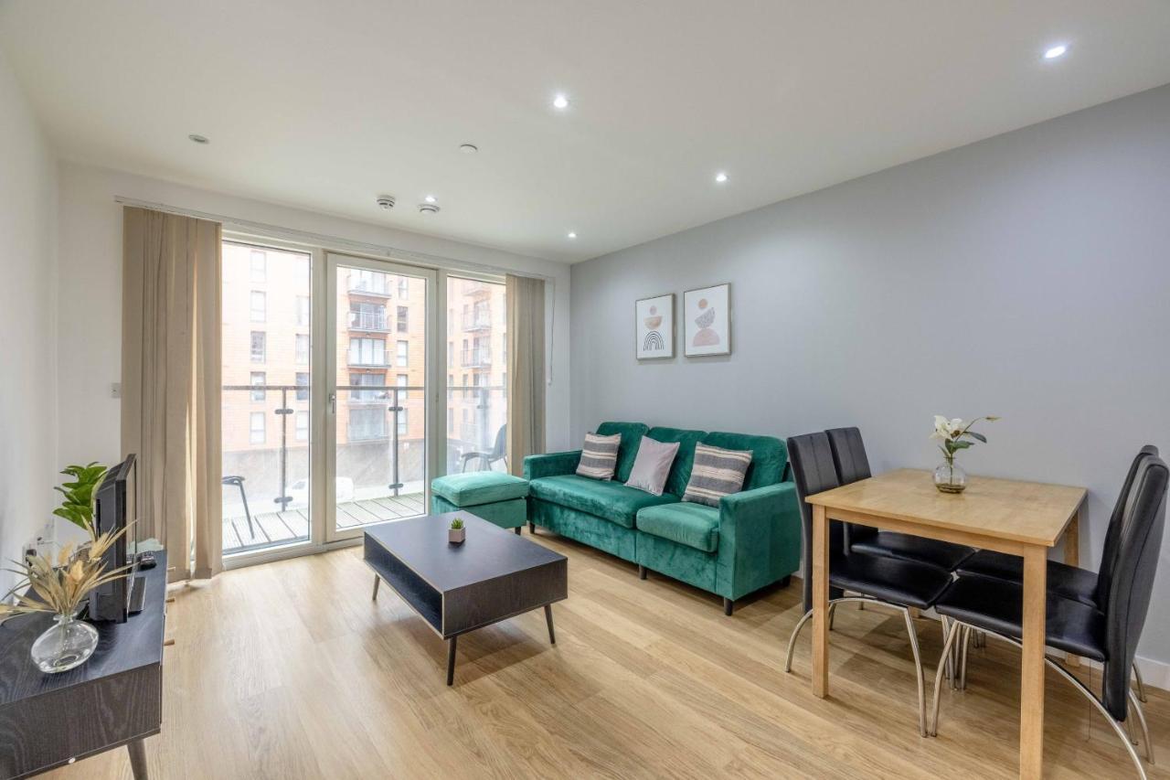 Апартаменти 2 Bed At Slough Station & Parking - London In 20 Mins Екстер'єр фото